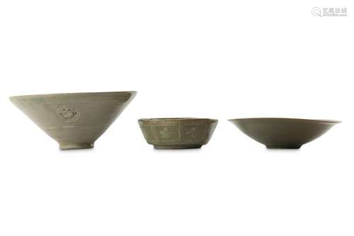 THREE KOREAN CELADON-GLAZED BOWLS.