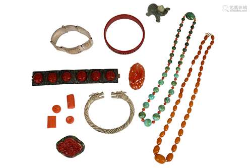 λ A SMALL COLLECTION OF CHINESE CARVINGS AND JEWELLERY.