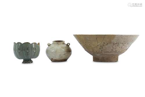 A SMALL KOREAN SANGGAM SLIP-DECORATED CELADON 'BLOSSOM' BOWL