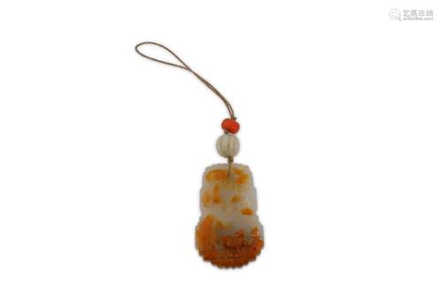 A CHINESE WHITE JADE GOURD-SHAPED 'DEER' PENDANT.