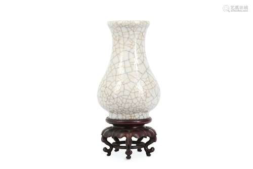 A CHINESE CRACKLE-GLAZED VASE.