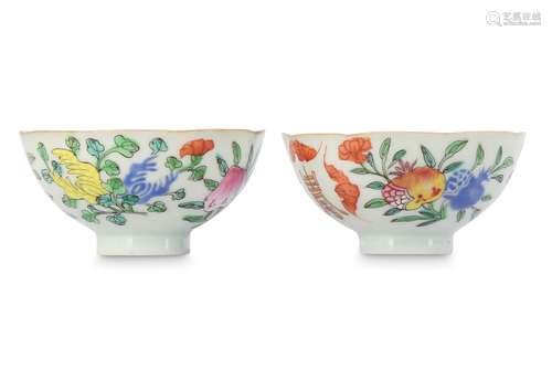 A PAIR OF CHINESE FAMILLE ROSE 'LONGEVITY' BOWLS.