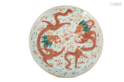 A CHINESE FAMILLE ROSE 'DRAGON' CHARGER.