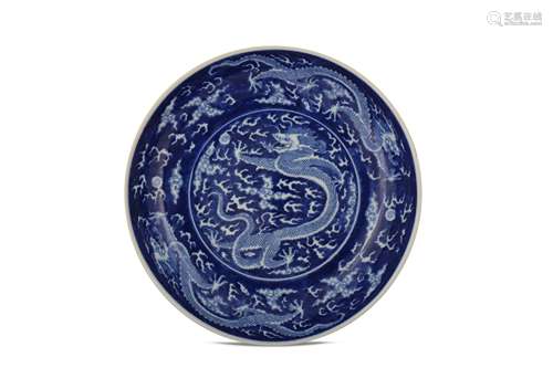 † A CHINESE BLUE AND WHITE 'DRAGON' DISH.