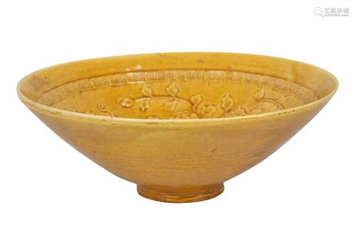 A CHINESE YELLOW-GLAZED 'DRAGON' BOWL.