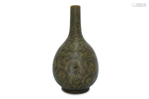 A CHINESE TEA DUST-GLAZED BOTTLE VASE.