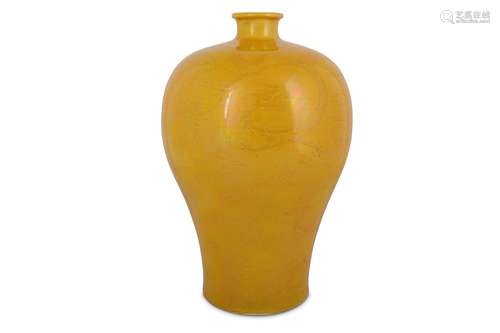 A LARGE CHINESE LEMON-YELLOW GROUND 'DRAGON' VASE, MEIPING.