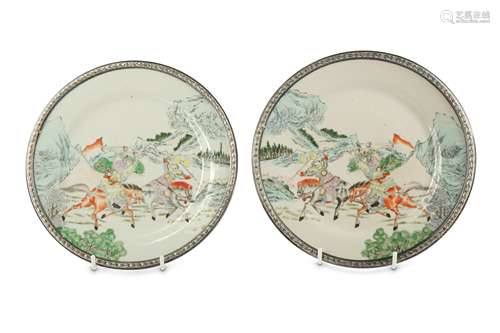 A PAIR OF CHINESE FAMILLE ROSE 'WARRIORS' DISHES.