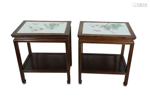 A PAIR OF CHINESE WOOD STANDS WITH FAMILLE ROSE TOPS.