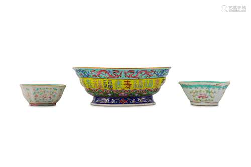 A CHINESE FAMILLE ROSE 'DRAGON' STEM BOWL AND TWO WASHERS.