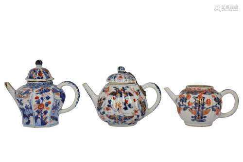 THREE CHINESE IMARI TEAPOTS AND TWO COVERS.