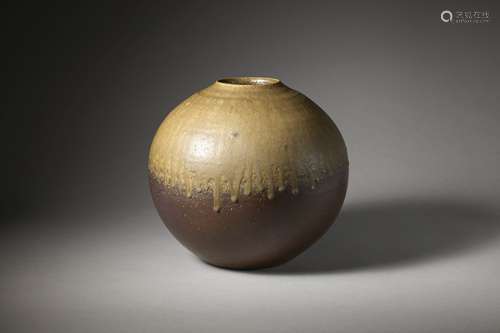 A JAPANESE BIZEN FLOWER VASE.