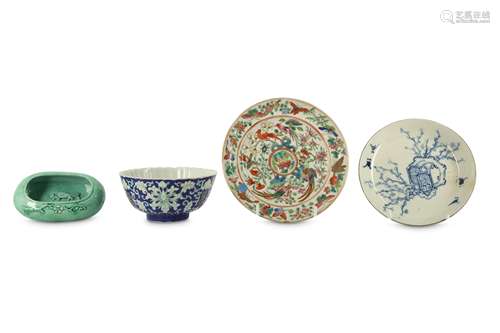 A SMALL COLLECTION OF CHINESE PORCELAIN.