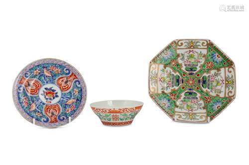 THREE CHINESE PORCELAIN PIECES.