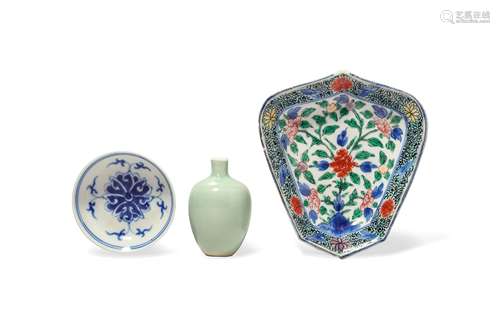 THREE CHINESE PORCELAIN PIECES.