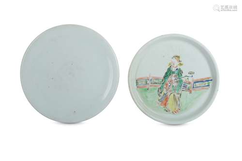 A CHINESE FAMILLE VERTE DISH AND A WHITE-GLAZED DISH.