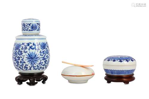 A SMALL GROUP OF CHINESE PORCELAIN.