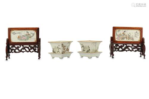 A PAIR OF MINIATURE FAMILLE ROSE TABLE SCREENS AND A PAIR OF JARDINIERES AND STANDS.