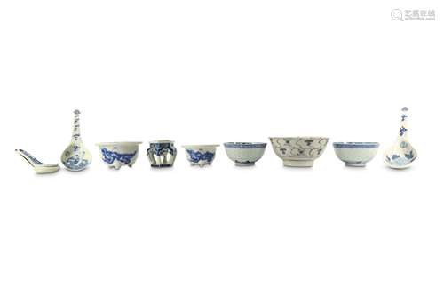 A COLLECTION OF CHINESE BLUE AND WHITE PORCELAIN.