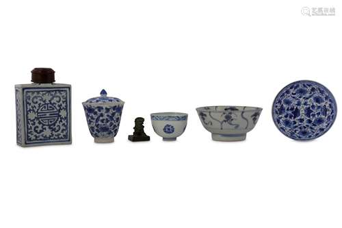 A GROUP OF CHINESE BLUE AND WHITE PORCELAIN.