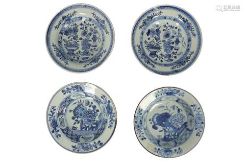 TWO PAIRS OF SMALL CHINESE BLUE AND WHITE DEEP DISHES.