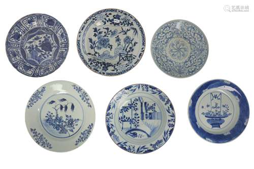 SIX CHINESE BLUE AND WHITE DISHES.