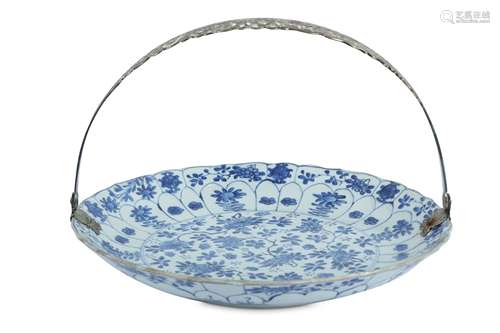 A CHINESE BLUE AND WHITE FLORAL DISH.