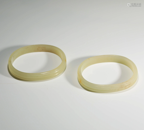 A Pair of White Jade Bracelets