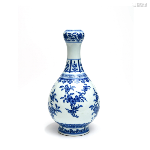 A Blue and White Floral Porcelain Garlic-mouth Bottle<br />