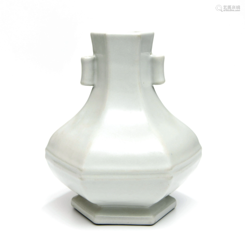 A RU-TYPE White Glazed Porcelain Hexagon Vase