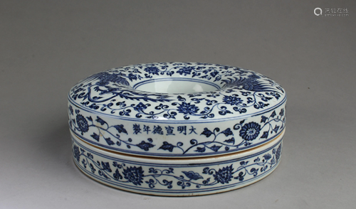 Chinese Blue & White Porcelain Round Box