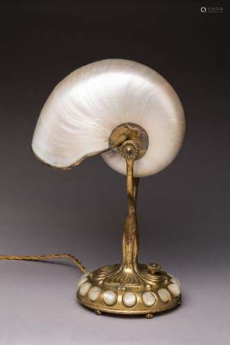 TIFFANY, NEW YORK Lampe Nautile en bronze doré rep…