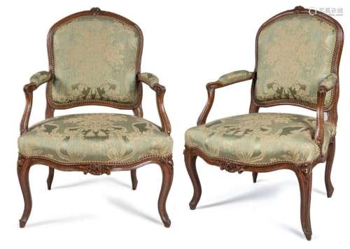 DEUX FAUTEUILS à la REINE LOUIS XV en hêtre moulur…