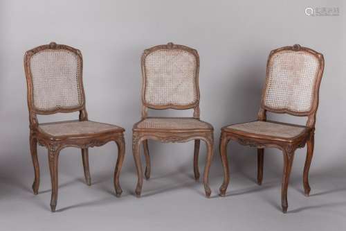 TROIS CHAISES CANNÉES par TILLIARD en hêtre moulur…