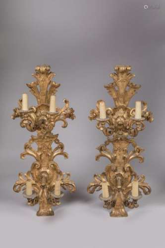 PAIRE de grandes APPLIQUES en bois sculpté et doré…