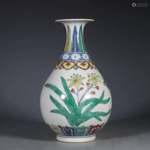 Chinese Ming Dynasty Chenghua Period Doucai Porcelain Bottle