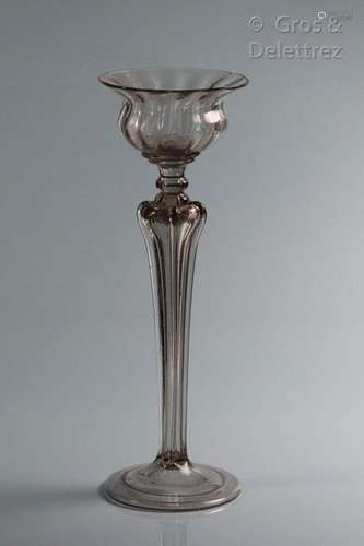 Grand gobichon (verre à fruit) à jambe balustre. …