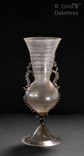Vase en forme d’urne à deux anses reposant sur un …