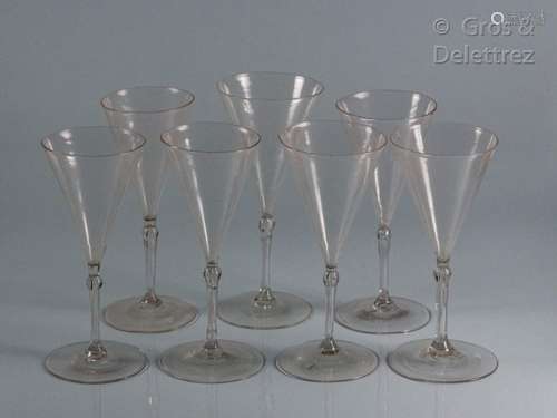 Ensemble de sept verres à tige et coupe conique ; …