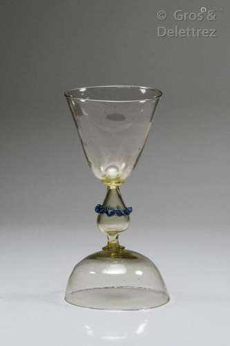 Verre à double coupe hémisphérique et campaniforme…