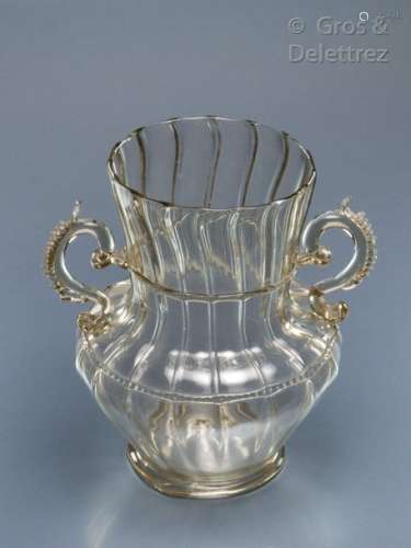 Vase côtelé à deux anses et décor de filets cranté…