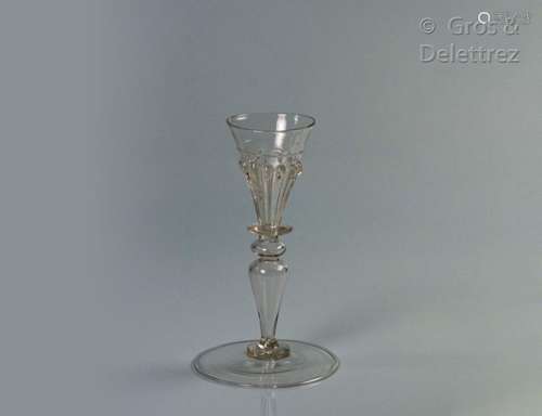 Verre à schnaps. Petite coupe conique ornée de côt…