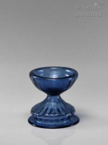 Saleron en verre bleu. France, fin XVIIe début XV…