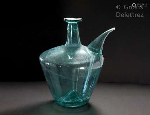 Cruche à bec en verre bleu turquoise. France (Gré…