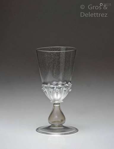 Verre à coupe campaniforme ornée de côtes en relie…