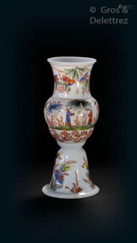 Vase balustre en verre opalin à décor polychrome d…