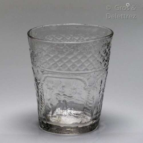 Gobelet cylindrique en verre moulé d’un lion rampa…