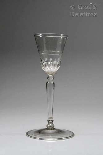 Verre à coupe campaniforme ornée de côtes en relie…