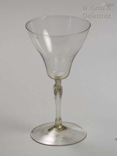 Verre à tige à coupe campaniforme ; métal jaune pâ…