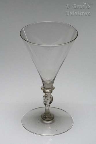 Verre à coupe conique sur jambe torse. France (?)…